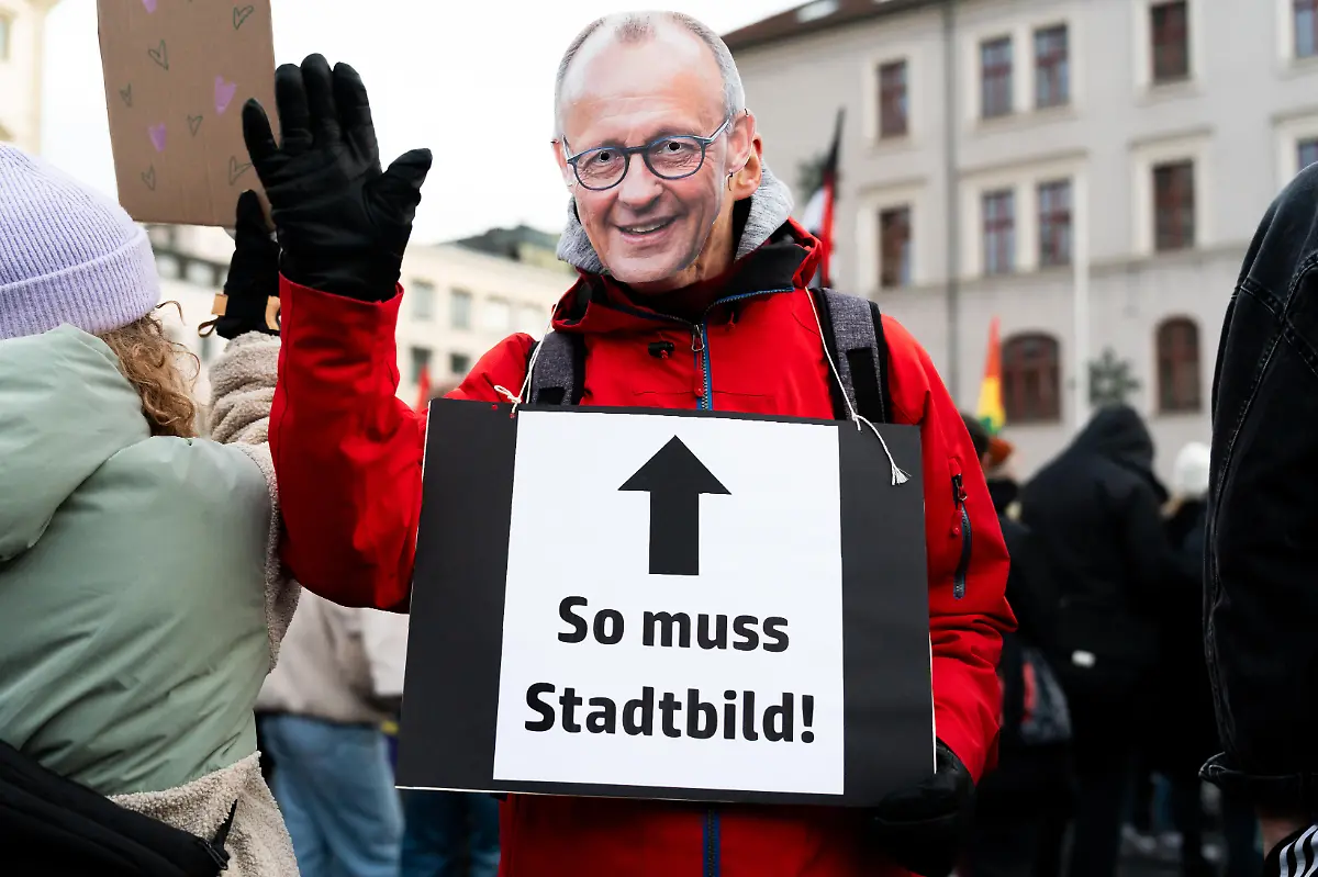 Hunderte-Menschen-demonstrieren-in-Augsburg-Teilnehmer-protestieren-gegen-die-Stadtbild-Aussage-Problem-im-Stadtbild-von-Bundeskanzler-Friedrich-Merz-Motto-Wir-sind-die-Toechter-Wir-sind-das-Stadtbild-Wir-sind-viele