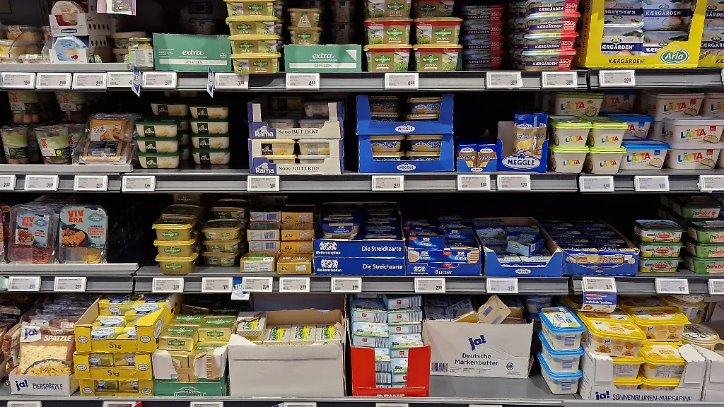 Altenkirchen-Themenfoto-Konsum-Versorgung-Supermarkt-Einkauf-Lebensmittel-20-06-2024-Regal-mit-Butter-und-Margarineproduktenl-in-einem-REWE-Supermarkt-Themenfoto-Konsum-Versorgung-Supermarkt-Einkauf-Lebensmittel-20-06