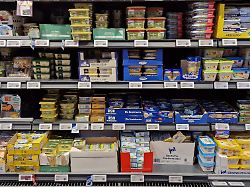 Molkereiunternehmen im Visier: Milchbauern sauer über Tiefpreise bei Butter