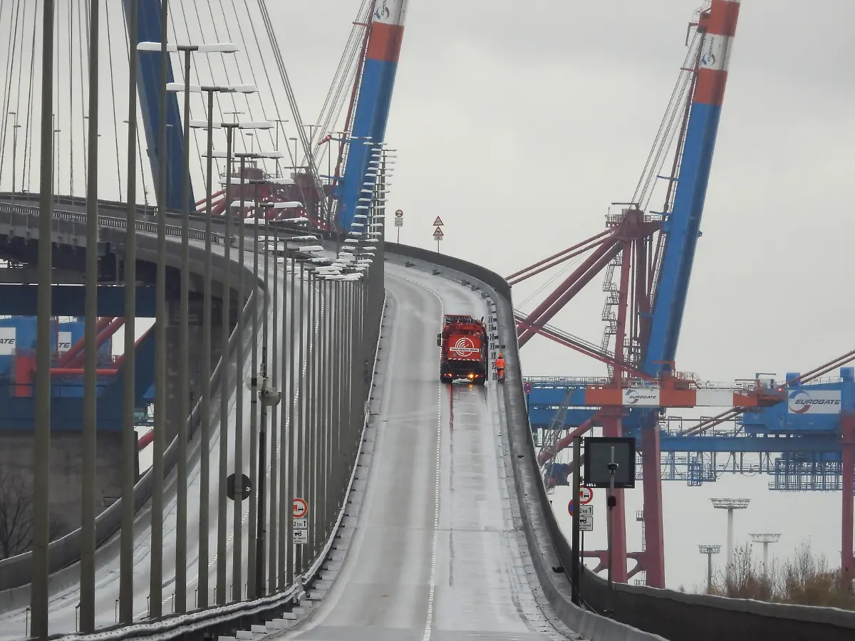 cntv-Koehlbrandbruecke-Zufahrt-mit-Hinweisschilder-zur-Apsperrung-Rotes-Warnlich-Bauarbeiten-Die-Hamburger-Koehlbrandbruecke-erneut-gesperrt-wegen-Bauarbeiten-an-der-Zufahrt-zur-Koehlbrandbruecke-unterhalb-der-Autobahn-in-Hamburg