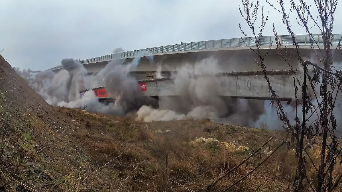 Im-Zuge-des-Ersatzneubaus-der-A45-Talbruecke-Landeskroner-Weiher-wird-ein-Teilbauwerk-in-Fahrtrichtung-Frankfurt-gesprengt-Die-377-Meter-lange-Bruecke-stuerzt-dabei-36-Meter-senkrecht-in-die-Tiefe-Das-zweite-neue-Teilbaustueck-ist-stehen-geblieben