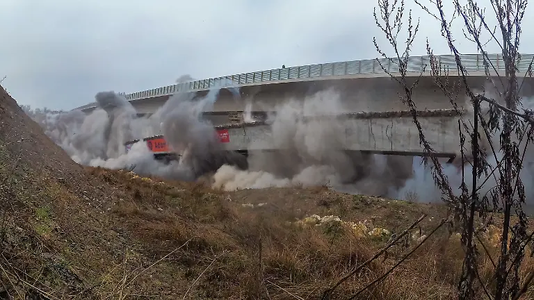Im-Zuge-des-Ersatzneubaus-der-A45-Talbruecke-Landeskroner-Weiher-wird-ein-Teilbauwerk-in-Fahrtrichtung-Frankfurt-gesprengt-Die-377-Meter-lange-Bruecke-stuerzt-dabei-36-Meter-senkrecht-in-die-Tiefe-Das-zweite-neue-Teilbaustueck-ist-stehen-geblieben
