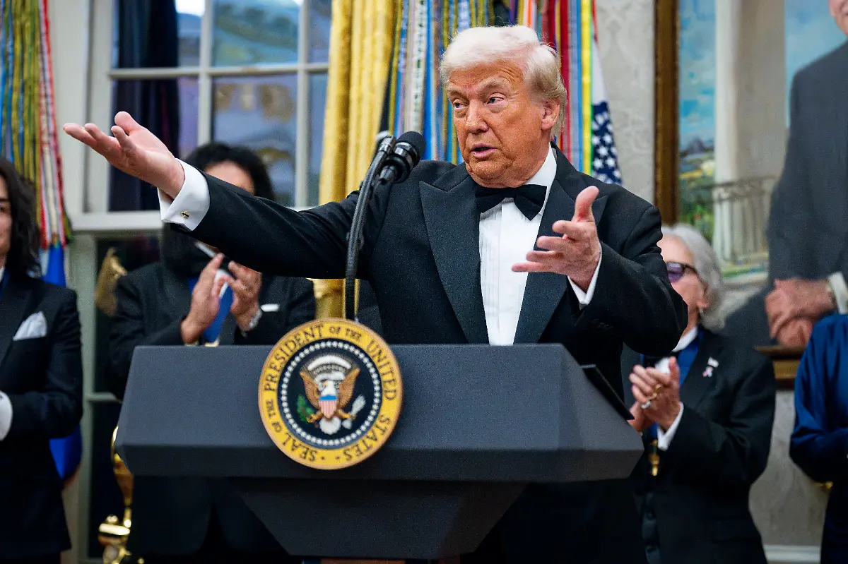 United-States-President-Donald-J-Trump-makes-remarks-as-he-awards-2025-Kennedy-Center-Honorees-with-their-medallions-during-a-presentation-ceremony-in-the-Oval-Office-of-the-White-House-in-Washington-DC-USA-on-Saturday-December-6-2025-The-honorees-this-year-include-country-music-artist-George-Straight-actor-Sylvester-Stallone-members-of-the-rock-band-Kiss-actor-Michael-Crawford-and-singer-Gloria-Gaynor