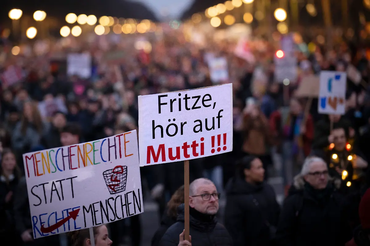 DEU-Deutschland-Germany-Berlin-02-02-2025-Demonstranten-des-Buendniss-Gemeinsam-gegen-Rechts-mit-Schild-Fritze-hoer-auf-Mutti-als-Angela-Merkel-gegen-den-CDU-Kanzlerkandidat-Friedrich-Merz-nach-einem-CDU-Vorschlag-zur-Unterstuetzung-der-rechtsextremen-Alternative-fuer-Deutschland-AfD-zum-Zustrombegrenzungsgesetz-im-Bundestag-auf-der-Grossdemonstration-mit-mehr-als-160-000-Teilnehmern-unter-derm-Motto-Aufstand-der-Anstaendigen-Demo-fuer-die-Brandmauer-in-Berlin-Deutschland-Bei-dem-Protest-geht-es-um-die-vorgezogene-Bundestagswahl-in-Deutschland-am-23-Februar-2025-und-den-Aufstieg-der-AfD-im-Verbund-mit-Rechtsextremisten-ein-Verbot-der-AfD-wird-in-Deutschland-zunehmend-diskutiert-en-Demonstrators-of-the-Alliance-Together-Against-the-Right-with-a-sign-Fritze-hoer-auf-Mutti-as-Angela-Merkel-against-the-CDU-candidate-for-chancellor-Friedrich-Merz-after-a-CDU-proposal-to-support-the-right-wing-extremist-Alternative-for-Germany-AfD-on-the-influx-limitation-law-in-the-Bundestag-at-the-large-demonstration-More-than-160-000-participants-under-the-motto-Uprising-of-the-Decent-Demo-for-the-Firewall-in-Berlin-Germany