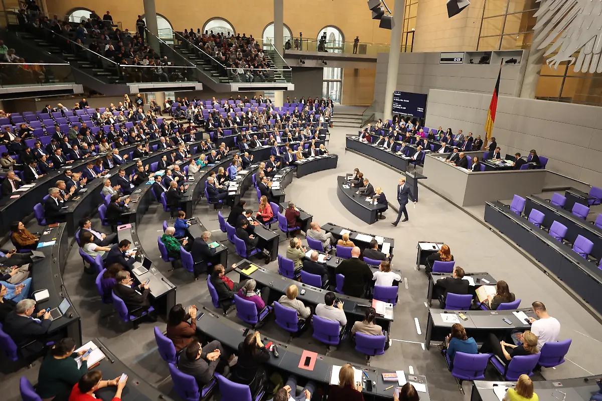 A-general-view-occurs-during-the-vote-on-the-pension-package-in-the-German-Bundestag-in-Berlin-Germany-on-December-5-2025