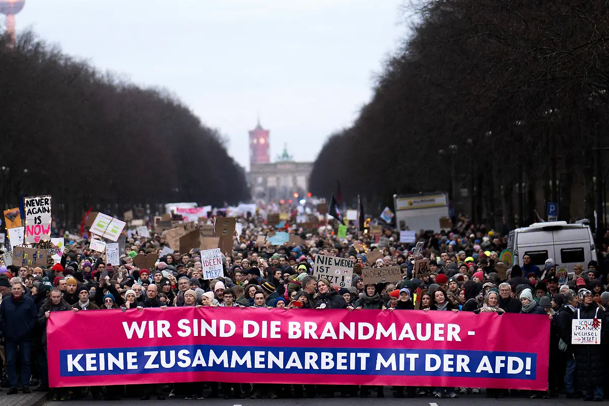 DEU-Deutschland-Germany-Berlin-02-02-2025-Uebersicht-Demonstranten-des-Buendniss-Gemeinsam-gegen-Rechts-mit-Transparent-Wir-sind-die-Brandmauer-Keine-Zusammenarbeit-mit-der-AfD-gegen-den-CDU-Kanzlerkandidat-Friedrich-Merz-nach-einem-CDU-Vorschlag-zur-Unterstuetzung-der-rechtsextremen-Alternative-fuer-Deutschland-AfD-zum-Zustrombegrenzungsgesetz-im-Bundestag-auf-der-Grossdemonstration-mit-mehr-als-160-000-Teilnehmern-unter-derm-Motto-Aufstand-der-Anstaendigen-Demo-fuer-die-Brandmauer-Keine-Zusammenarbeit-mit-der-AfD-in-Berlin-Deutschland-Bei-dem-Protest-geht-es-um-die-vorgezogene-Bundestagswahl-in-Deutschland-am-23-Februar-2025-und-den-Aufstieg-der-AfD-im-Verbund-mit-Rechtsextremisten-ein-Verbot-der-AfD-wird-in-Deutschland-zunehmend-diskutiert-en-Alliance-demonstrators-Together-against-the-right-with-a-banner-We-are-the-firewall-No-cooperation-with-the-AfD-against-the-CDU-candidate-for-chancellor-Friedrich-Merz-after-a-CDU-proposal-to-support-the-right-wing-extremist-Alternative-for-Germany-AfD-on-the-influx-limitation-law-in-the-Bundestag-at-the-large-demonstration-More-than-160-000-participants-under-the-motto-Uprising-of-the-Decent-Demo-for-the-Firewall-in-Berlin-Germany