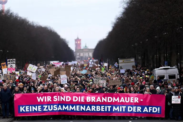 DEU-Deutschland-Germany-Berlin-02-02-2025-Uebersicht-Demonstranten-des-Buendniss-Gemeinsam-gegen-Rechts-mit-Transparent-Wir-sind-die-Brandmauer-Keine-Zusammenarbeit-mit-der-AfD-gegen-den-CDU-Kanzlerkandidat-Friedrich-Merz-nach-einem-CDU-Vorschlag-zur-Unterstuetzung-der-rechtsextremen-Alternative-fuer-Deutschland-AfD-zum-Zustrombegrenzungsgesetz-im-Bundestag-auf-der-Grossdemonstration-mit-mehr-als-160-000-Teilnehmern-unter-derm-Motto-Aufstand-der-Anstaendigen-Demo-fuer-die-Brandmauer-Keine-Zusammenarbeit-mit-der-AfD-in-Berlin-Deutschland-Bei-dem-Protest-geht-es-um-die-vorgezogene-Bundestagswahl-in-Deutschland-am-23-Februar-2025-und-den-Aufstieg-der-AfD-im-Verbund-mit-Rechtsextremisten-ein-Verbot-der-AfD-wird-in-Deutschland-zunehmend-diskutiert-en-Alliance-demonstrators-Together-against-the-right-with-a-banner-We-are-the-firewall-No-cooperation-with-the-AfD-against-the-CDU-candidate-for-chancellor-Friedrich-Merz-after-a-CDU-proposal-to-support-the-right-wing-extremist-Alternative-for-Germany-AfD-on-the-influx-limitation-law-in-the-Bundestag-at-the-large-demonstration-More-than-160-000-participants-under-the-motto-Uprising-of-the-Decent-Demo-for-the-Firewall-in-Berlin-Germany
