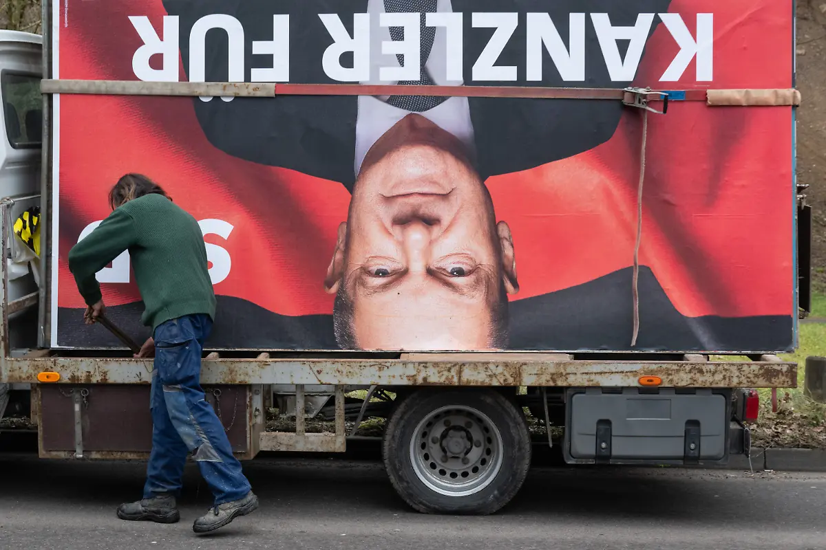 Ein-Wahlplakat-das-Bundeskanzler-Scholz-SPD-zeigt-steht-verzurrt-auf-einem-Kleinlaster