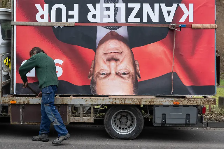 Ein-Wahlplakat-das-Bundeskanzler-Scholz-SPD-zeigt-steht-verzurrt-auf-einem-Kleinlaster