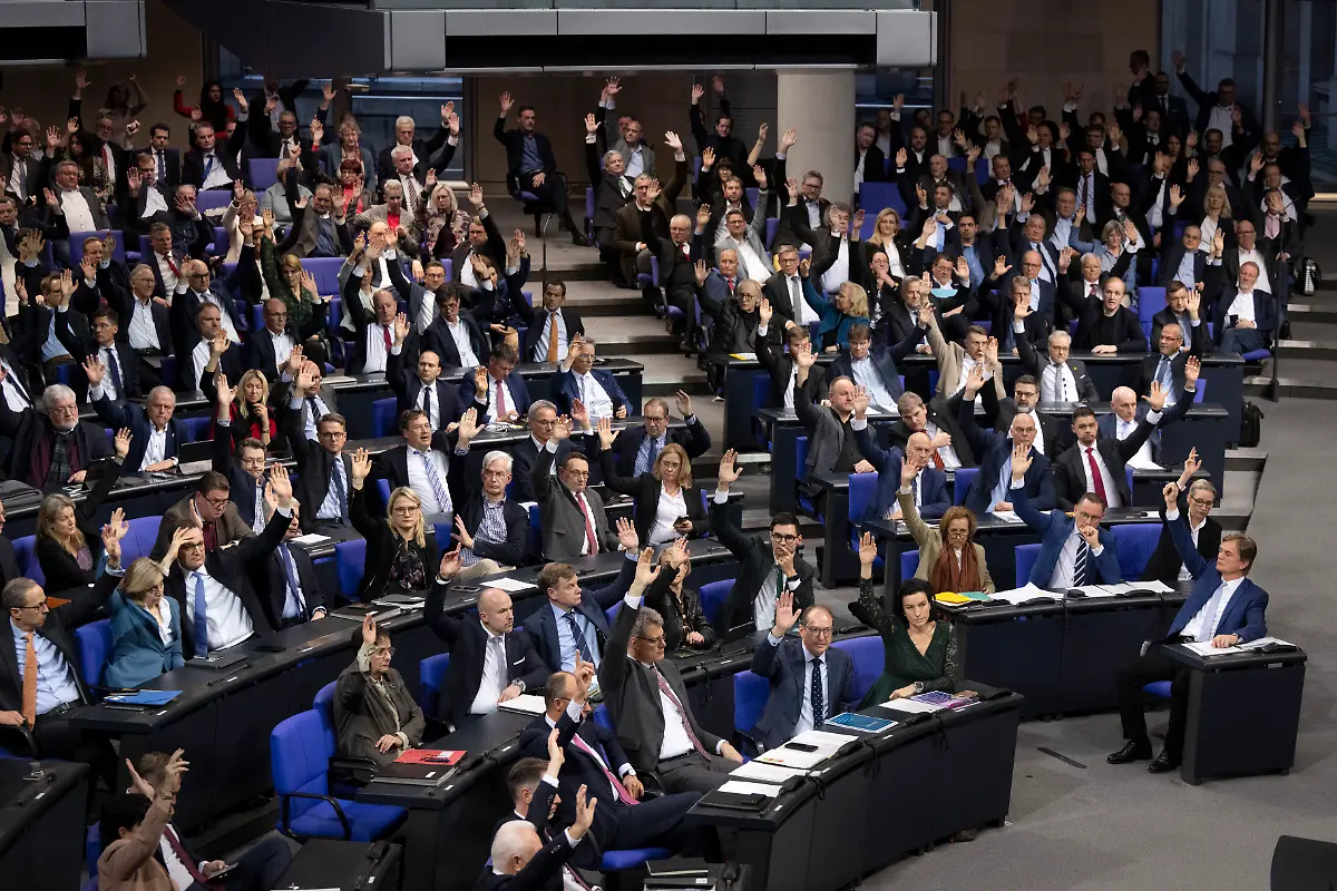 DEU-Deutschland-Germany-Berlin-31-01-2025-Gemeinsame-Abstimmung-der-Fraktionen-CDU-CSU-mit-der-AfD-Alternative-fuer-Deutschland-ob-der-Gesetzentwurf-zum-Zustrombegrenzungsgesetz-abgestimmt-oder-in-den-Ausschuss-ueberwiesen-soll-Mit-Kanzlerkandidat-Friedrich-Merz-Vorsitzender-der-CDU-mit-Mitglieder-seiner-Fraktion-und-mit-Mitglieder-der-Fraktion-der-AfD-mit-Beatrix-von-Storch-Bernd-Baumann-Tino-Chrupalla-und-Alice-Weidel-waehrend-der-Debatte-im-Plenum-der-211-Sitzung-am-31-Januar-2025-im-Plenarsaal-Deutscher-Bundestag-in-Berlin-Deutschland-Die-CDU-plant-die-Durchsetzung-vom-Gesetz-zur-Begrenzung-des-illegalen-Zustroms-Zustrombegrenzungsgesetz-zum-Thema-Migration-und-Einschraenkung-der-Zuwanderung-auch-mit-den-Stimmen-der-rechtsextremen-AfD-Alternative-fuer-Deutschland-was-bei-anderen-Parteien-zu-lautstarker-Verurteilung-fuehrt-en-Joint-vote-of-the-CDU-CSU-and-the-AfD-Alternative-for-Germany-factions-as-to-whether-the-draft-law-on-the-influx-limitation-law-should-be-voted-on-or-referred-to-the-committee-With-Chancellor-candidate-Friedrich-Merz-chairman-of-the-CDU-with-members-of-his-parliamentary-group-and-with-members-of-the-AfD-Alternative-for-Germany-parliamentary-group-with-Beatrix-von-Storch-Bernd-Baumann-Tino-Chrupalla-and-Alice-Weidel-during-the-debate-in-the-plenary-session-of-the-211th-session-on-January-31-2025-in-the-plenary-hall-of-the-German-Bundestag-in-Berlin-Germany