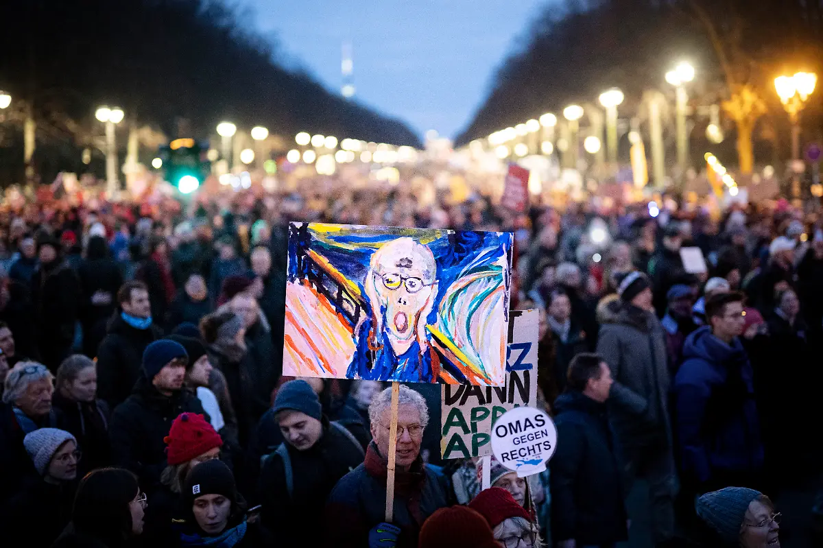 DEU-Deutschland-Germany-Berlin-02-02-2025-Demonstranten-des-Buendniss-Gemeinsam-gegen-Rechts-mit-Schild-vom-CDU-Kanzlerkandidat-Friedrich-Merz-in-Anspieliung-zum-Bild-Der-Schrei-von-Edvard-Munch-und-Omas-gegen-Rechts-nach-einem-CDU-Vorschlag-zur-Unterstuetzung-der-rechtsextremen-Alternative-fuer-Deutschland-AfD-zum-Zustrombegrenzungsgesetz-im-Bundestag-auf-der-Grossdemonstration-mit-mehr-als-160-000-Teilnehmern-unter-derm-Motto-Aufstand-der-Anstaendigen-Demo-fuer-die-Brandmauer-in-Berlin-Deutschland-Bei-dem-Protest-geht-es-um-die-vorgezogene-Bundestagswahl-in-Deutschland-am-23-Februar-2025-und-den-Aufstieg-der-AfD-im-Verbund-mit-Rechtsextremisten-ein-Verbot-der-AfD-wird-in-Deutschland-zunehmend-diskutiert-en-Demonstrators-of-the-Alliance-Together-Against-the-Right-with-a-sign-from-the-CDU-candidate-for-chancellor-Friedrich-Merz-in-reference-to-the-picture-Edvard-Munch-cry-and-grandmas-against-the-right-against-a-CDU-proposal-to-support-the-right-wing-extremist-Alternative-for-Germany-AfD-on-the-influx-limitation-law-in-the-Bundestag-at-the-large-demonstration-with-more-than-160-000-participants-under-the-motto-uprising-the-Decent-Demo-for-the-Firewall-in-Berlin-Germany