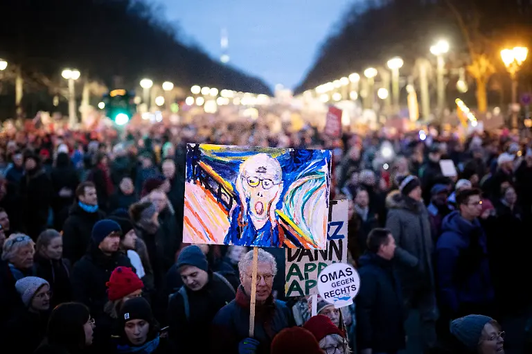 DEU-Deutschland-Germany-Berlin-02-02-2025-Demonstranten-des-Buendniss-Gemeinsam-gegen-Rechts-mit-Schild-vom-CDU-Kanzlerkandidat-Friedrich-Merz-in-Anspieliung-zum-Bild-Der-Schrei-von-Edvard-Munch-und-Omas-gegen-Rechts-nach-einem-CDU-Vorschlag-zur-Unterstuetzung-der-rechtsextremen-Alternative-fuer-Deutschland-AfD-zum-Zustrombegrenzungsgesetz-im-Bundestag-auf-der-Grossdemonstration-mit-mehr-als-160-000-Teilnehmern-unter-derm-Motto-Aufstand-der-Anstaendigen-Demo-fuer-die-Brandmauer-in-Berlin-Deutschland-Bei-dem-Protest-geht-es-um-die-vorgezogene-Bundestagswahl-in-Deutschland-am-23-Februar-2025-und-den-Aufstieg-der-AfD-im-Verbund-mit-Rechtsextremisten-ein-Verbot-der-AfD-wird-in-Deutschland-zunehmend-diskutiert-en-Demonstrators-of-the-Alliance-Together-Against-the-Right-with-a-sign-from-the-CDU-candidate-for-chancellor-Friedrich-Merz-in-reference-to-the-picture-Edvard-Munch-cry-and-grandmas-against-the-right-against-a-CDU-proposal-to-support-the-right-wing-extremist-Alternative-for-Germany-AfD-on-the-influx-limitation-law-in-the-Bundestag-at-the-large-demonstration-with-more-than-160-000-participants-under-the-motto-uprising-the-Decent-Demo-for-the-Firewall-in-Berlin-Germany