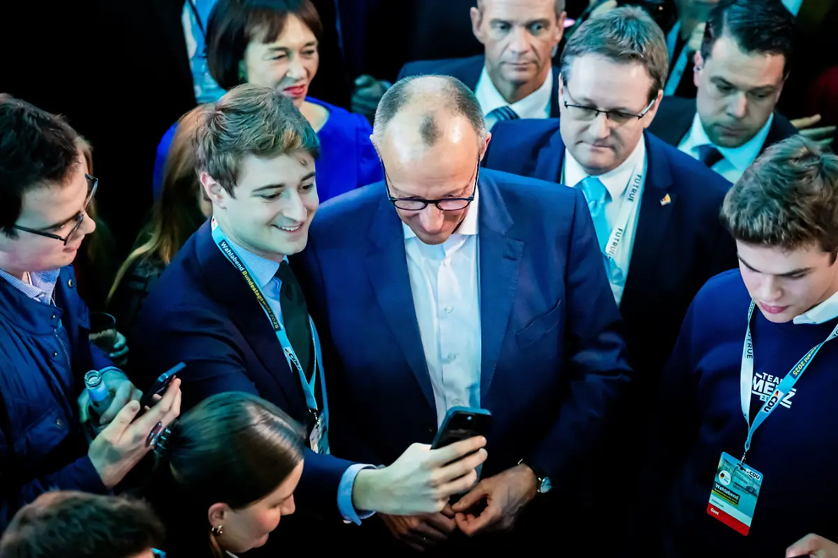 Friedrich-Merz-CDU-Parteivorsitzender-und-Kanzlerkandidat-macht-mit-CDU-Anhaengern-ein-Selfie-im-Konrad-Adenauer-Haus-Am-Sonntag-fand-die-vorgezogene-Wahl-zum-21-Deutschen-Bundestag-statt