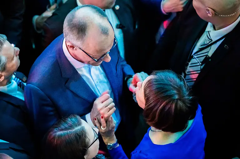 Friedrich-Merz-CDU-Parteivorsitzender-und-Kanzlerkandidat-und-seine-Frau-Charlotte-stehen-waehrend-der-Wahlparty-im-Konrad-Adenauer-Haus-Am-Sonntag-fand-die-vorgezogene-Wahl-zum-21-Deutschen-Bundestag-statt