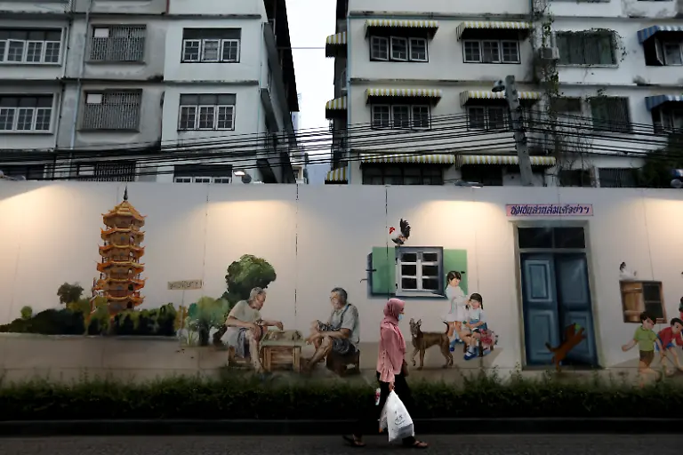 scenes-of-traditional-street-life-outside-Iconsiam