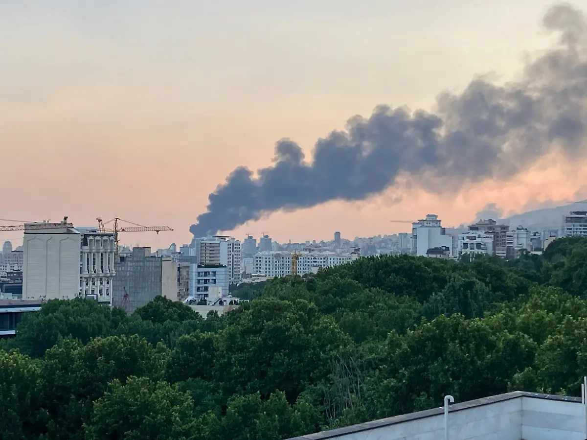 Rauch-steigt-aus-dem-Gebaeude-des-iranischen-Staatssender-nach-einem-israelischen-Angriff-im-Juni-2025