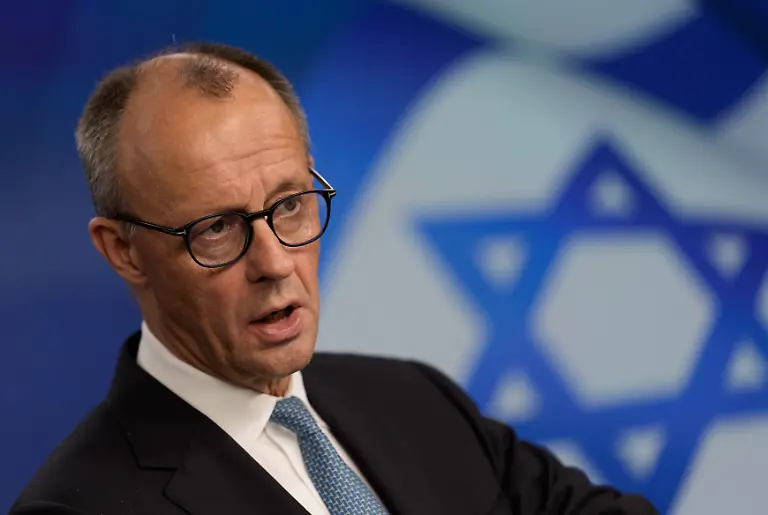 Bundeskanzler-Friedrich-Merz-CDU-spricht-bei-der-Pressekonferenz-nach-dem-Gespraech-im-Regierungssitz-Beim-Antrittsbesuch-von-Merz-in-Israel-soll-es-um-die-Stabilisierung-des-Waffenstillstands-in-Gaza-und-den-weiteren-Friedensprozess-und-die-Deutsch-Israelischen-Beziehungen-gehen