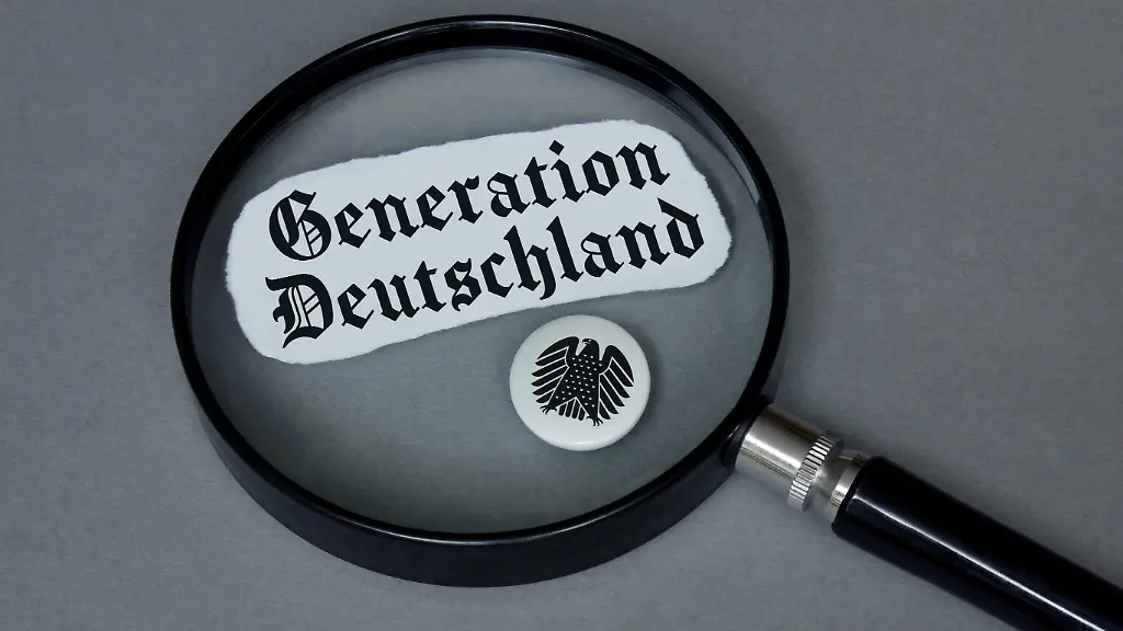 FOTOMONTAGE-15-11-2025-Borkwalde-Brandenburg-Eine-Lupe-liegt-auf-dem-Schriftzug-Generation-Deutschland-und-einem-Button-mit-Bundesadler