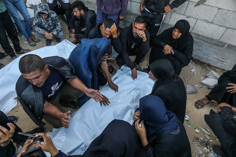 Palaestinenser-nehmen-in-Gaza-Abschied-von-ihren-Angehoerigen-und-geliebten-Menschen-die-bei-einem-israelischen-Angriff-trotz-des-Abkommens-zur-Waffenruhe-getoetet-wurden