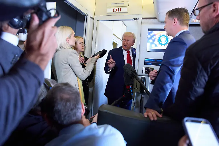 US-Praesident-Donald-Trump-M-spricht-mit-Reportern-an-Bord-der-Air-Force-One