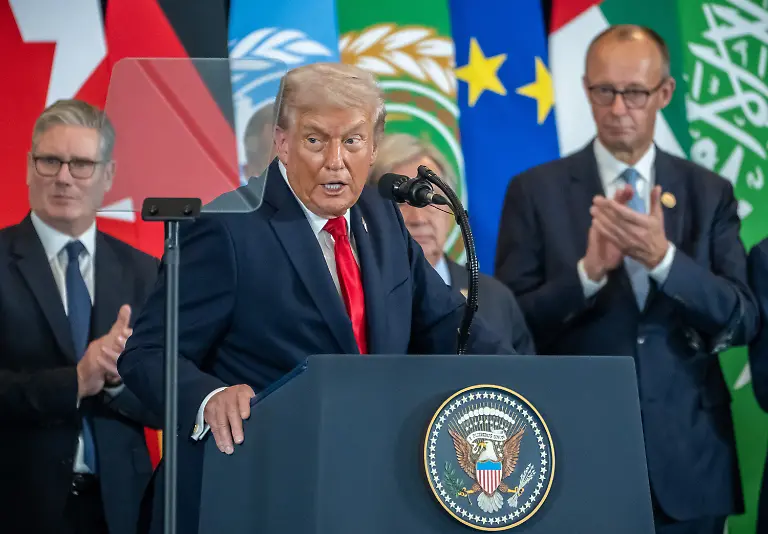 US-Praesident-Donald-Trump-spricht-waehrend-des-Gaza-Gipfels-Bei-dem-Treffen-von-Staats-und-Regierungschefs-soll-die-Unterstuetzung-fuer-den-Gazastreifen-nach-dem-Waffenstillstand-zwischen-Israel-und-der-Hamas-beraten-werden