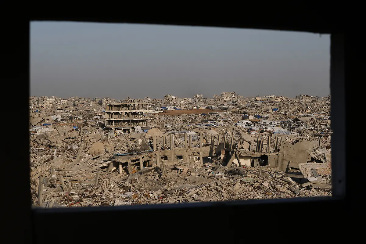 Ein-Blick-durch-ein-Fenster-zeigt-die-weit-verbreitete-Zerstoerung-in-Jabalia-im-noerdlichen-Gazastreifen