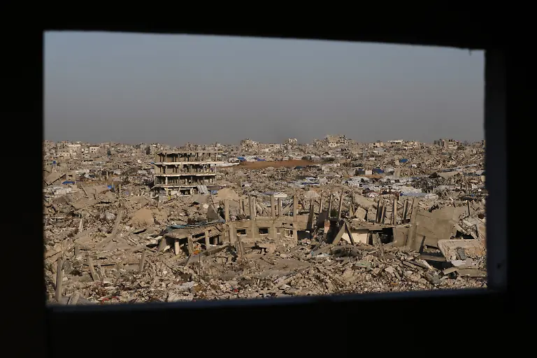 Ein-Blick-durch-ein-Fenster-zeigt-die-weit-verbreitete-Zerstoerung-in-Jabalia-im-noerdlichen-Gazastreifen
