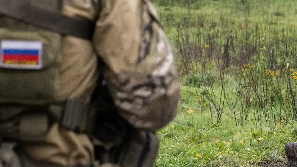 DIESES-FOTO-WIRD-VON-DER-RUSSISCHEN-STAATSAGENTUR-TASS-ZUR-VERFUeGUNG-GESTELLT-RUSSIA-OCTOBER-27-2022-Former-Russian-Army-servicemen-who-have-volunteered-to-take-part-in-Russia-s-special-military-operation-are-seen-on-the-front-line-in-the-Lugansk-Peoples-Republic-The-Lugansk-People-s-Republic-became-part-of-Russia-after-the-September-2022-referendum