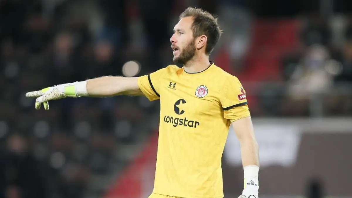 Der-FC-St-Pauli-und-sein-bisheriger-Stammkeeper-Robin-Himmelmann-gehen-ab-sofort-getrennte-Wege