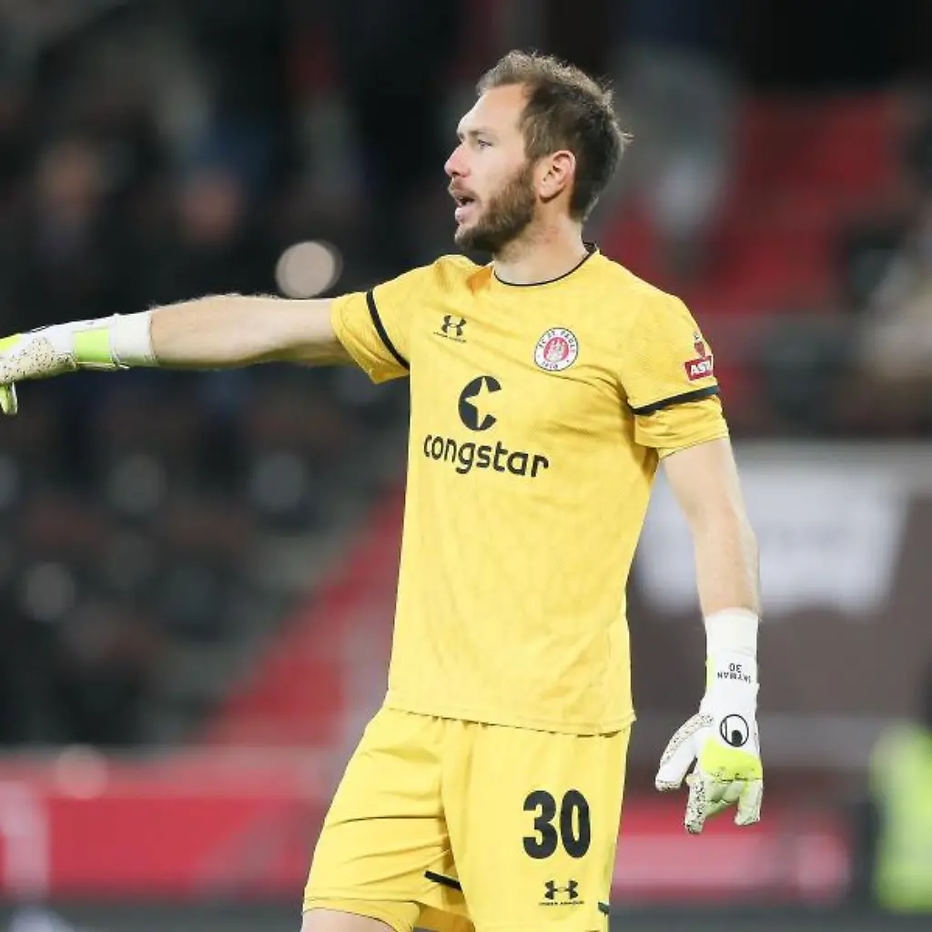 Der-FC-St-Pauli-und-sein-bisheriger-Stammkeeper-Robin-Himmelmann-gehen-ab-sofort-getrennte-Wege