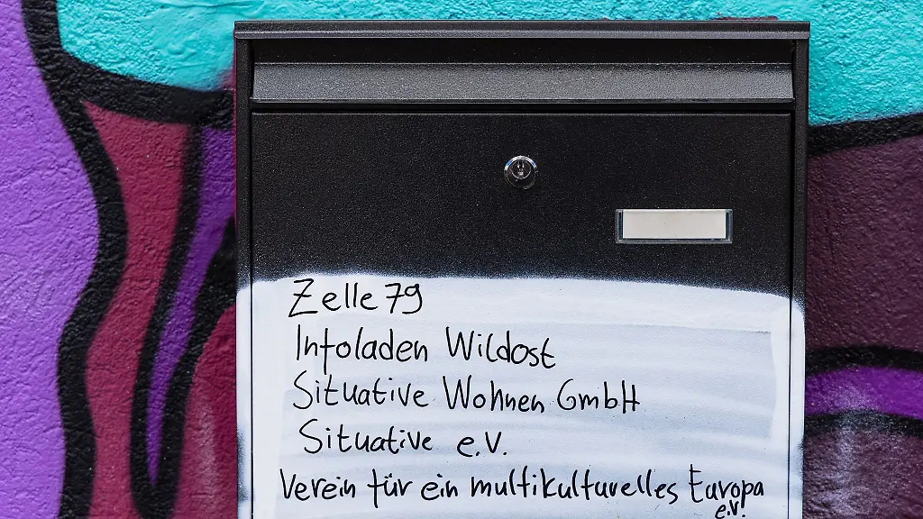 Wieder-ist-das-alternative-Wohnprojekt-Zelle-79-in-Cottbus-angegriffen-worden-Ein-Boeller-zerstoerte-am-Sonntagabend-den-Briefkasten-am-Gebaeude