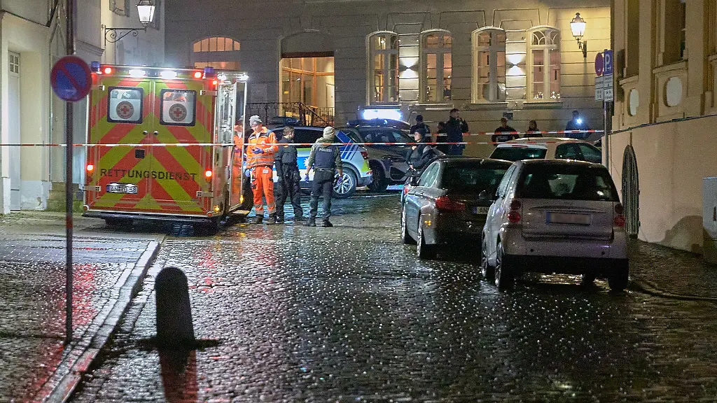 Mit-einem-Schuss-ins-Bein-hat-die-Polizei-in-Ansbach-am-Samstag-einen-47-Jaehrigen-gestoppt-der-ein-Messer-bei-sich-gehabt-haben-soll