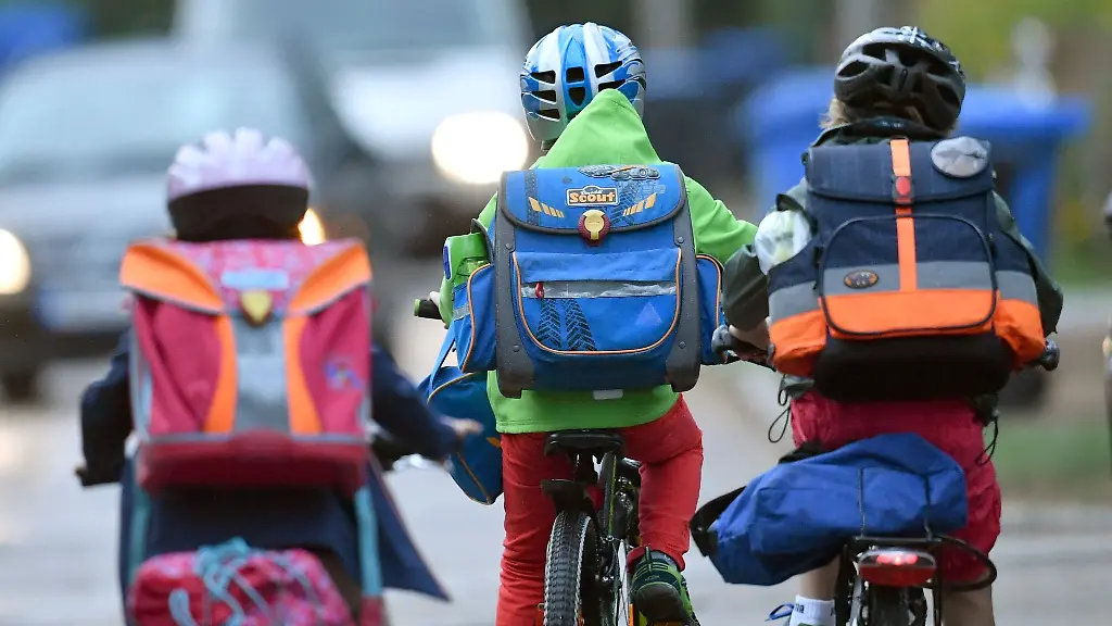Bei-mehreren-Schuelerinnen-und-Schuelern-sei-das-Licht-nicht-eingeschaltet-gewesen-oder-batteriebetriebene-Fahrradlampen-seien-ungenutzt-in-der-Tasche-geblieben