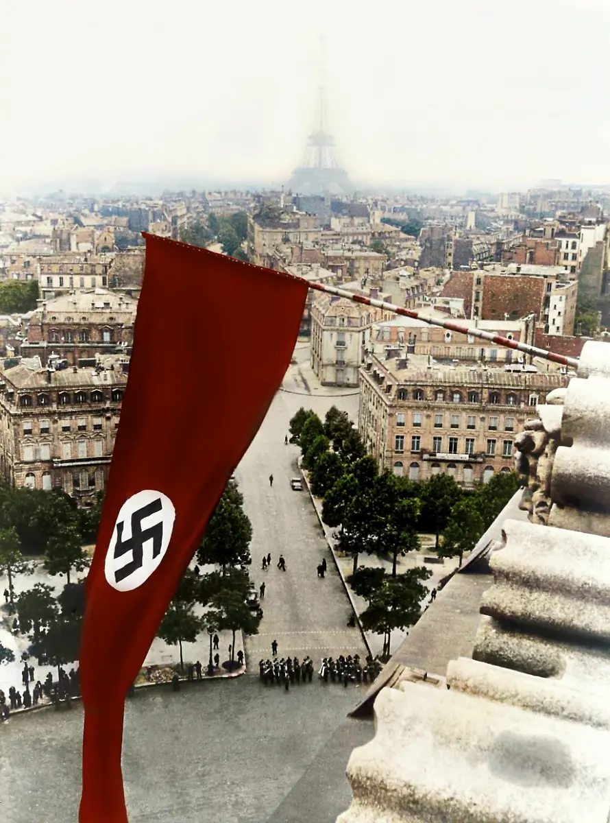 2-Weltkrieg-Westfront-Einmarsch-deutscher-Truppen-in-Paris-14-Juni-1940-Die-Hakenkreuzfahne-auf-dem-Arc-de-Triomphe-nach-dem-Einmarsch-deutscher-Truppen-in-Paris-Foto