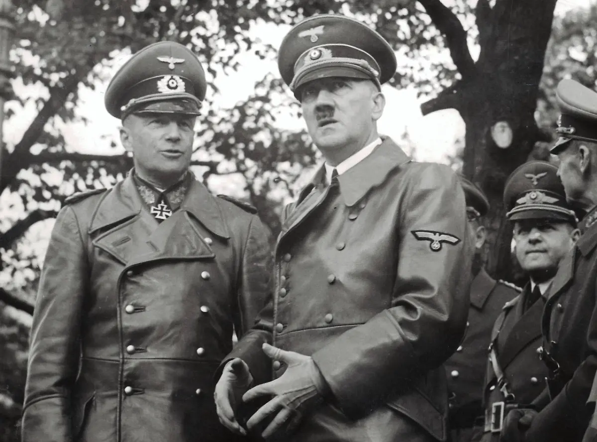 Adolf-Hitler-mit-dem-Oberbefehlshaber-des-Heeres-Generaloberst-ab-Juli-1940-Generalfeldmaschall-Walther-von-Brauchitsch-1938-39-Aufnahmedatum-01-01-1938-31-12