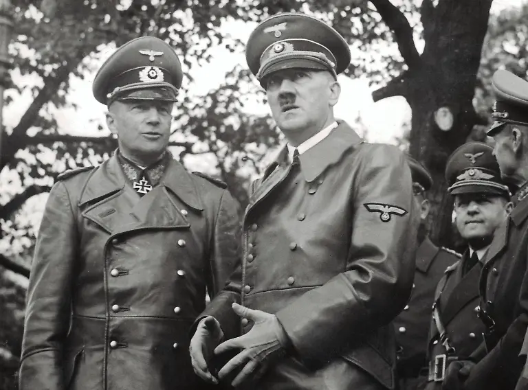 Adolf-Hitler-mit-dem-Oberbefehlshaber-des-Heeres-Generaloberst-ab-Juli-1940-Generalfeldmaschall-Walther-von-Brauchitsch-1938-39-Aufnahmedatum-01-01-1938-31-12