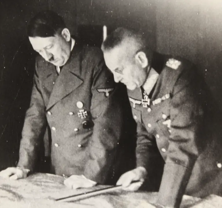 Adolf-Hitler-mit-Generaloberst-Franz-Halder-Chef-des-Generalstabs-des-Heeres-beim-Kartenstudium-1940-Photographie