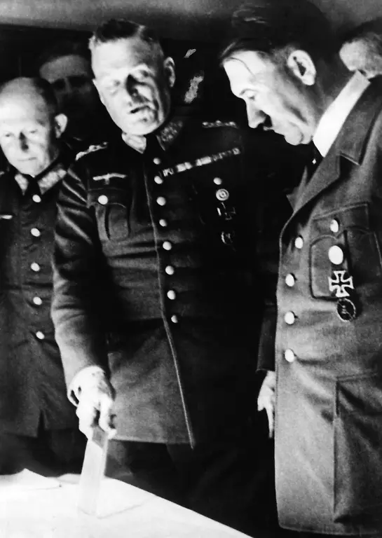 Adolf-Hitler-waehrend-des-Krieges-am-Kartentisch-des-Fuehrerhauptquartiers-mit-den-Generalobersten-Wilhelm-Keitel-und-Alfred-Jodl-Undatierte-Aufnahme-schaetzbar-auf-Kriegsbeginn-bis-1940-da-Keitel-Ende-1940-zum-Generalfeldmarschall-befoerdert-wurde-Aufnahmedatum-01-01-1939-19-07