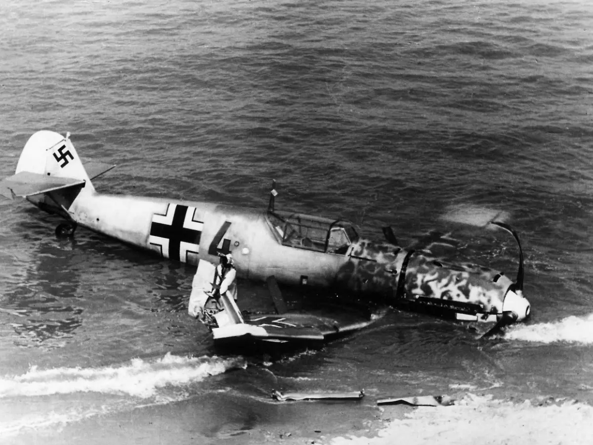 Waehrend-der-Luftschlacht-um-England-notgelandete-deutsche-Messerschmitt-Me-109-an-der-Kanalkueste
