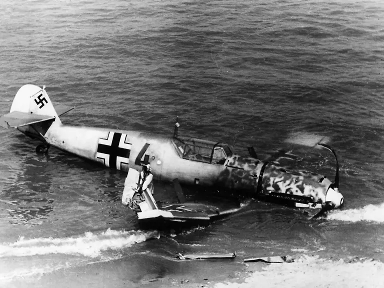 Waehrend-der-Luftschlacht-um-England-notgelandete-deutsche-Messerschmitt-Me-109-an-der-Kanalkueste
