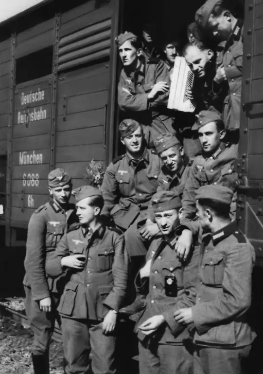 Deutsche-Infanterie-Soldaten-1940-bei-der-Verladung-zum-Einsatz-in-Polen-Wehrmacht