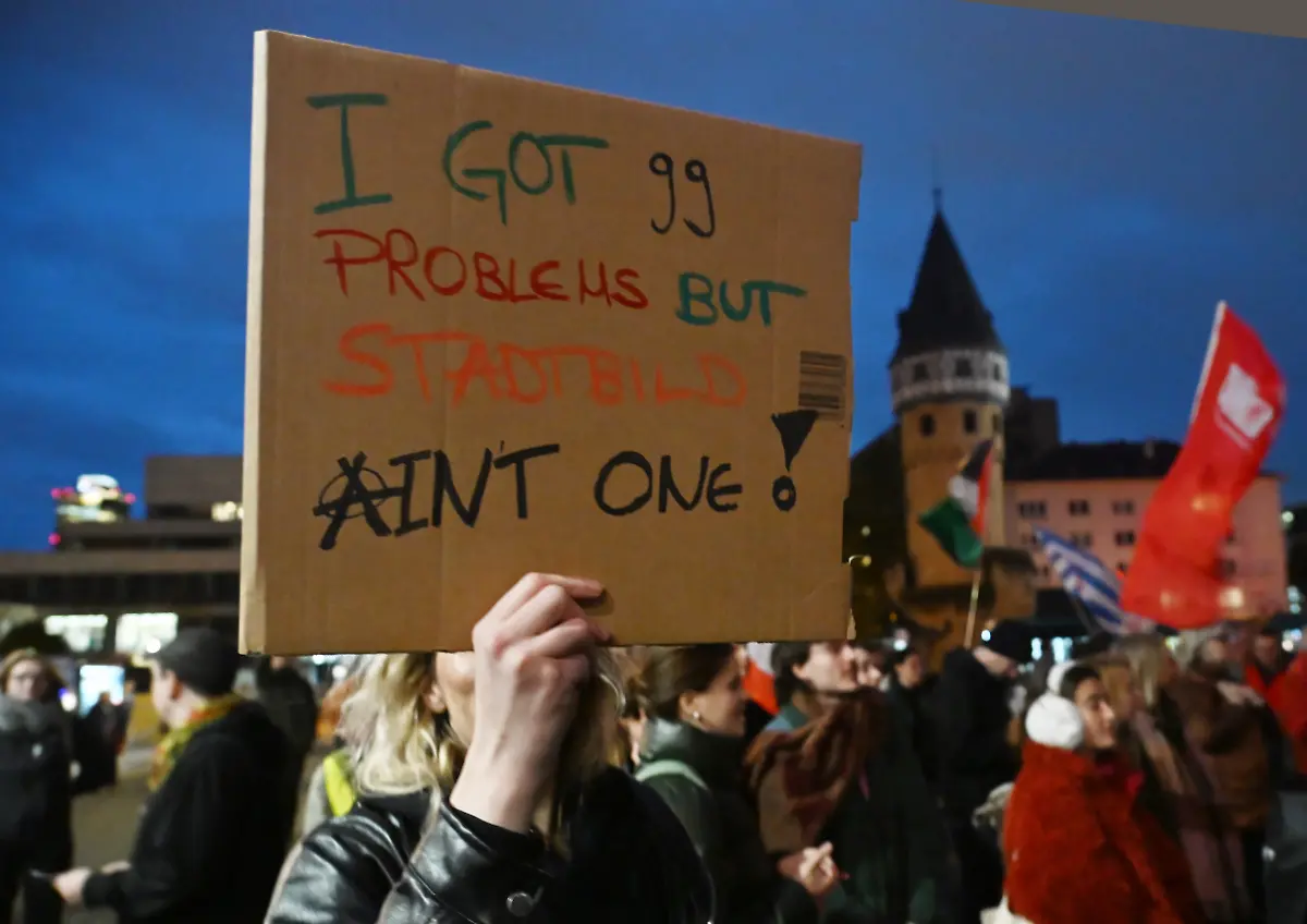 Frankfurt-28-Oktober-2025-Rund-200-Demonstranten-protestieren-wegen-des-Stadtbild-Zitats-an-der-Bockenheimer-Warte-Foto