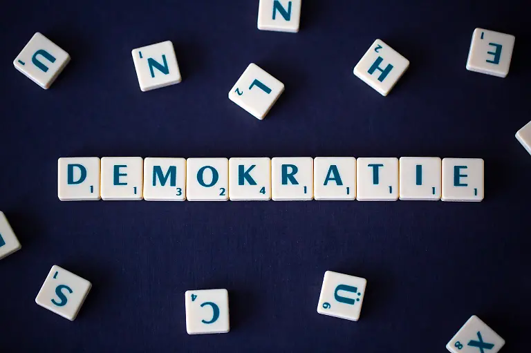 Scrabble-Steine-formen-den-Begriff-Demokratie