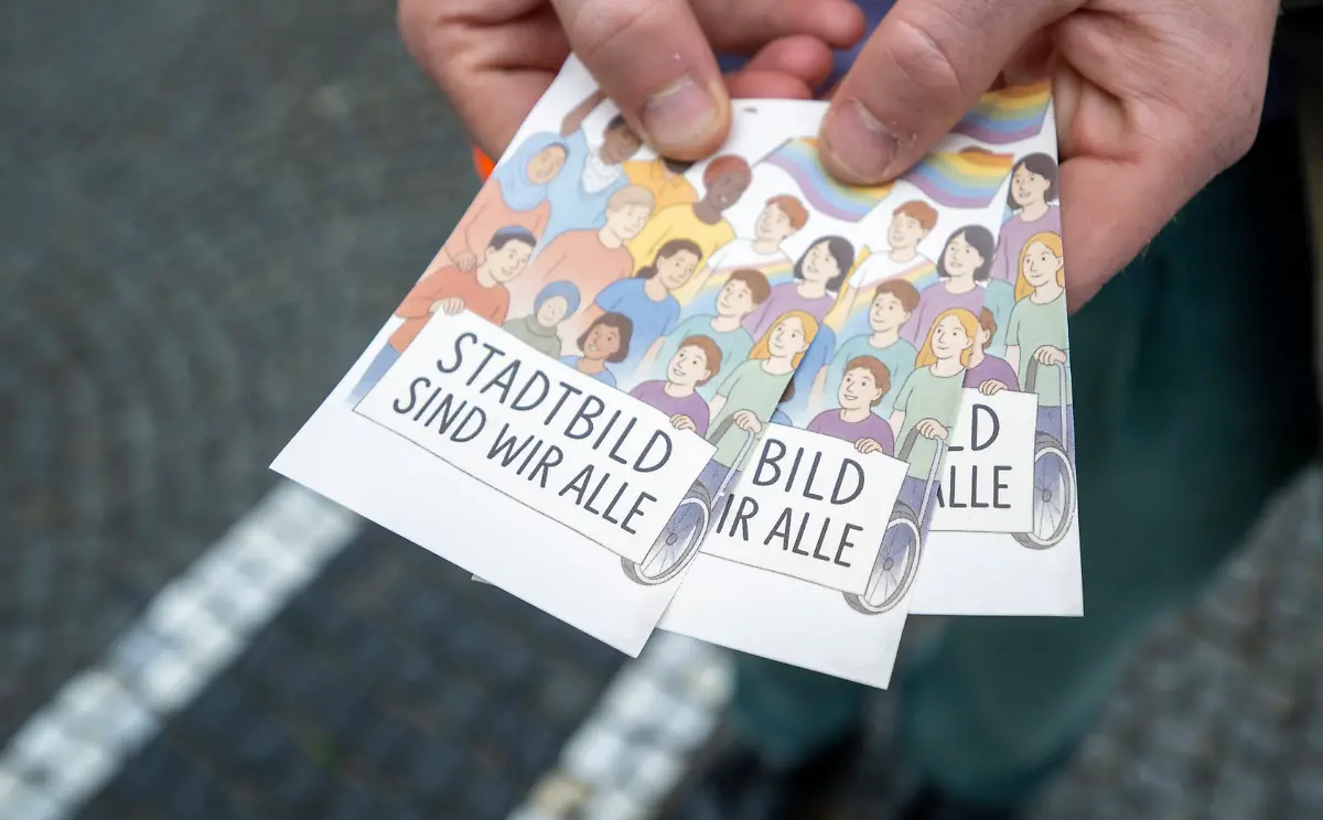 Menschen-demonstrieren-im-Regen-auf-dem-Odeonsplatz-Unter-anderem-rief-der-Bayerische-Fluechtlingsrat-zu-dieser-Demonstration-gegen-die-Stadtbild-Aussage-des-Bundeskanzlers-auf