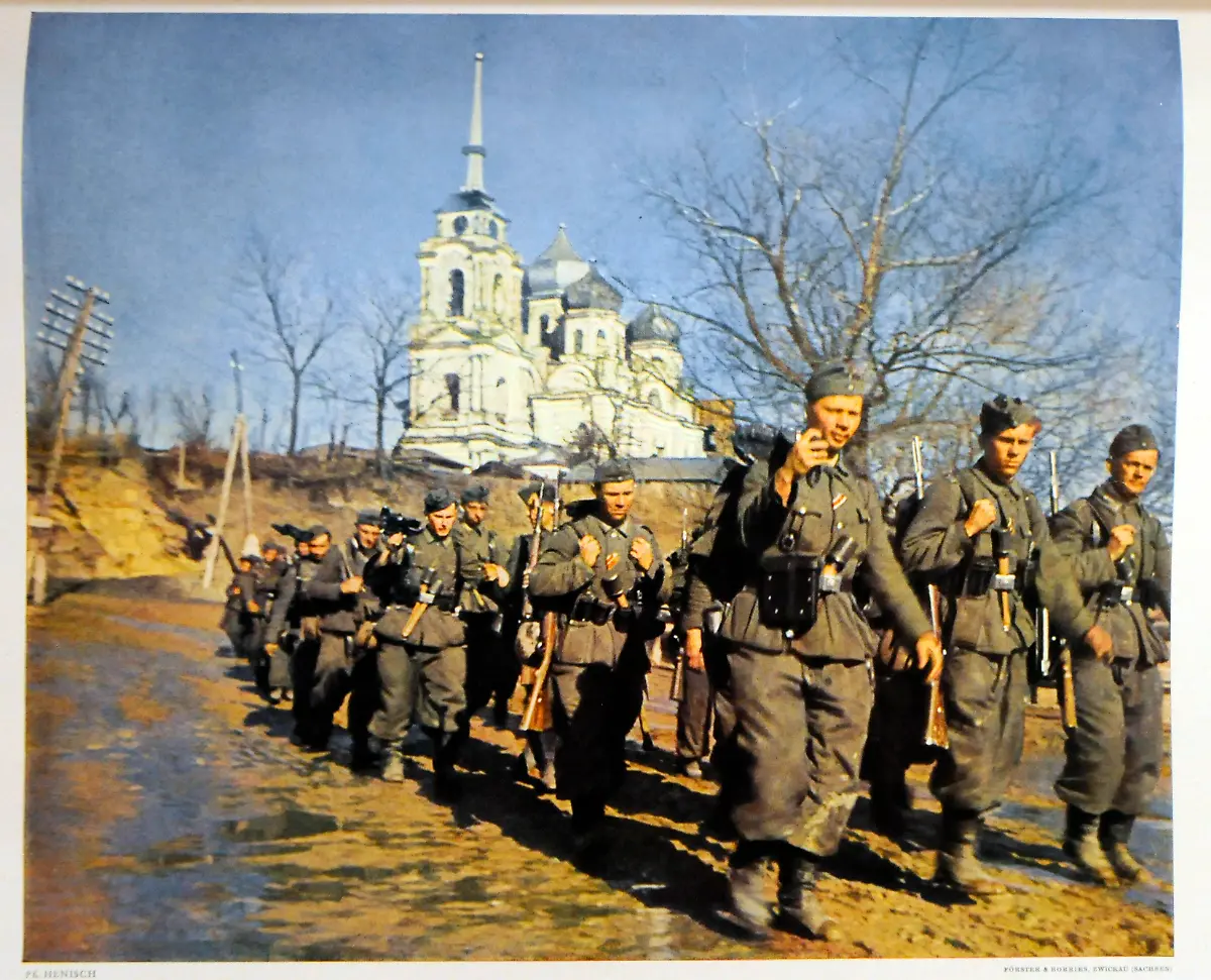 1088733-2-WK-Ostfront-Grenadiere-auf-dem-Vormarsch-Zweiter-Weltkrieg-Ostfront-Russlandfeldzug-der-deutschen-Wehrmacht-Grenadiere-auf-dem-Vormarsch-PK-Foto-undat-um-1941-Aus-der-Serie-Das-Heer-im-Grossdeutschen-Freiheitskampf-E-2-WK-Ostfront-Grenadiere-auf-dem-Vorm-History-World-War-II-eastern-front-Russian-campaign-of-the-German-Wehrmacht-Grenadiers-marching-ahead-Photo-PK-Propaganda-Kompanie-undated-c-1941-From-the-series-Das-Heer-im-Grossdeutschen-Freiheitskampf