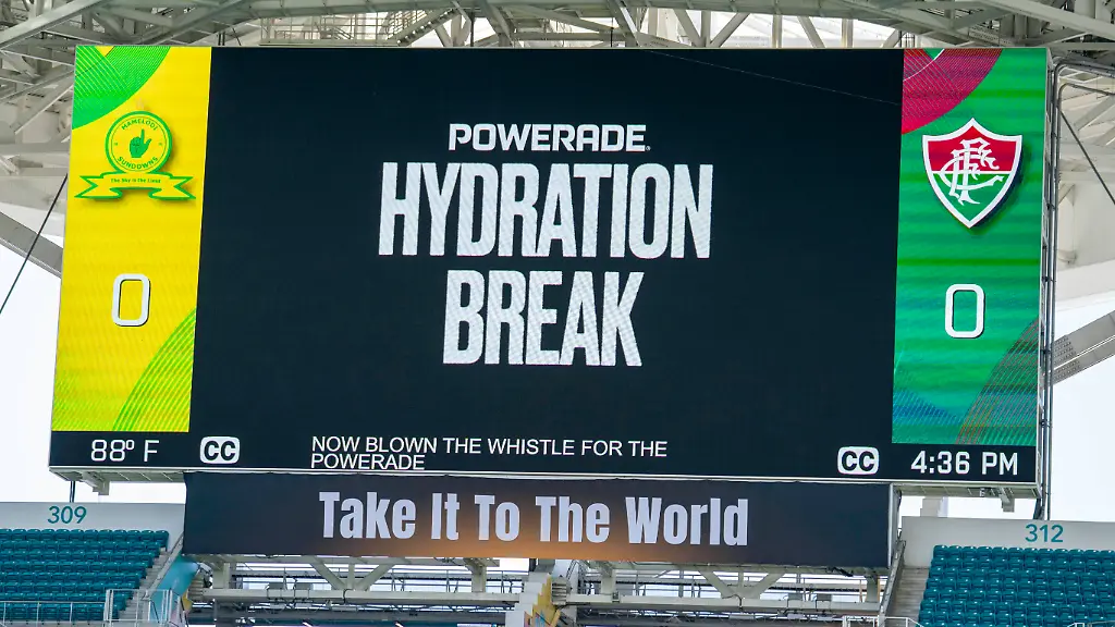 Trinkpause-auf-der-Anzeigetafel-Hyradtion-Break-FIFA-Club-World-Cup-Mamelodi-Sundowns-FC-Fluminense-FC-25-06