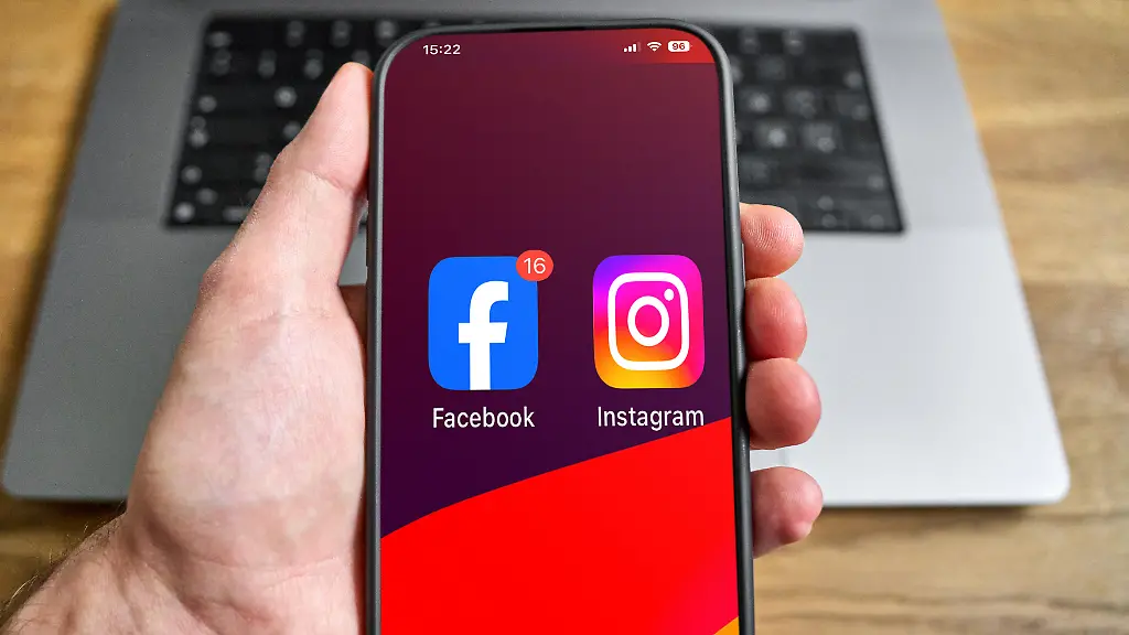 FOTOMONTAGE-Startbildschirm-mit-den-Symbolen-der-Facebook-und-Instagram-App-auf-einem-Smartphone-bei-Facebook-ist-eine-neue-Benachrichtigung-sichtbar-Beide-Plattformen-stehen-aktuell-wegen-der-AGB-Anpassungen-im-Zusammenhang-mit-KI-Inhalten-unter-oeffentlicher-Diskussion