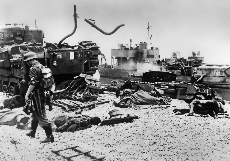 Invasion-b-Dieppe-Leichen-brit-Soldaten-2-Weltkrieg-Westfront-Missglueckter-Invasionsversuch-der-Alli-ierten-bei-Dieppe-am-19-August-1942-Operation-Jubiliee-Leichen-gefallener-britischer-Solda-ten-zerstoerte-Panzer-am-Strand-von-Dieppe-Foto-23-August-1942