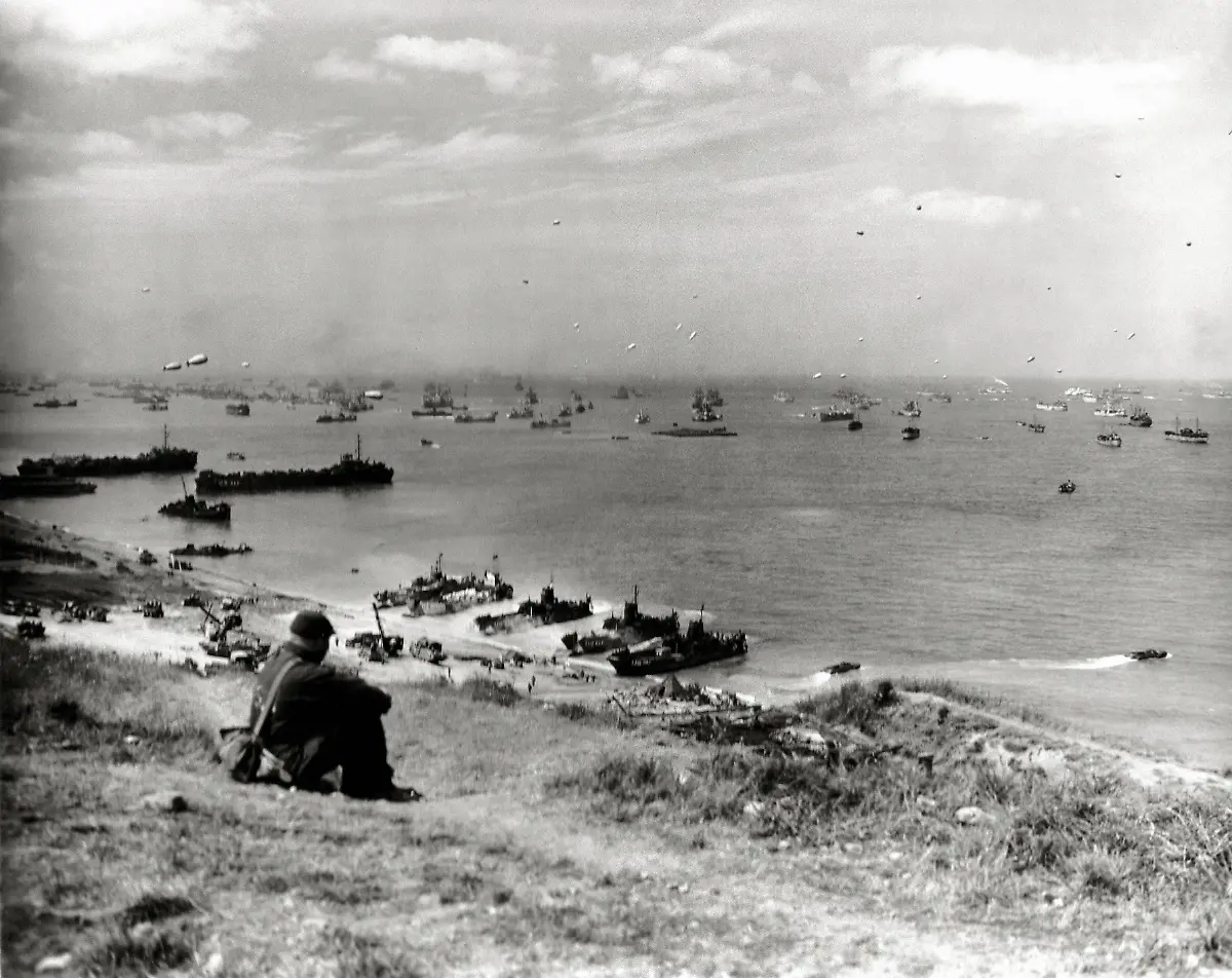 WW-II-historical-war-world-war-second-world-war-operation-Overlord-Overlord-invasion-man-soldier-beach-seashore-landing-crafts-ships-June-1944-US-captive-balloons-Omaha-Beach-Normandy-France-Europe-allies-Allied-Forces-D-Day