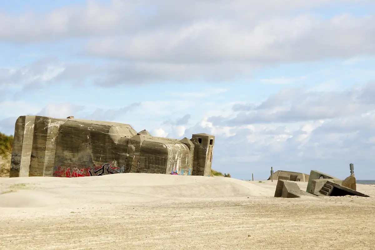 Bunkerruinen-der-Tirpitz-Stellung-in-Blavand-Blavand-Westkueste-Daenemark-Geschichte-Mahnung-Zweiter-Weltkrieg